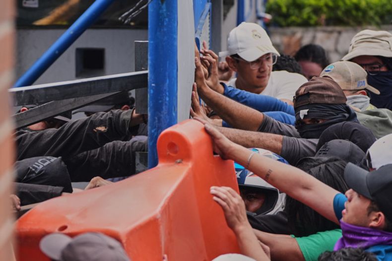 Grupos de manifestantes se enfrentan en la Universidad de San Carlos antes de las elecciones para elegir un rector, en Ciudad de Guatemala, el martes 7 de abril de 2026. (Foto AP/Moisés Castillo)