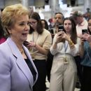 La secretaria de Educación, Linda McMahon, llega antes de que el presidente Donald Trump se dirija a una sesión conjunta del Congreso en el Capitolio, el martes 4 de marzo de 2025, en Washington. (AP Foto/Ben Curtis)