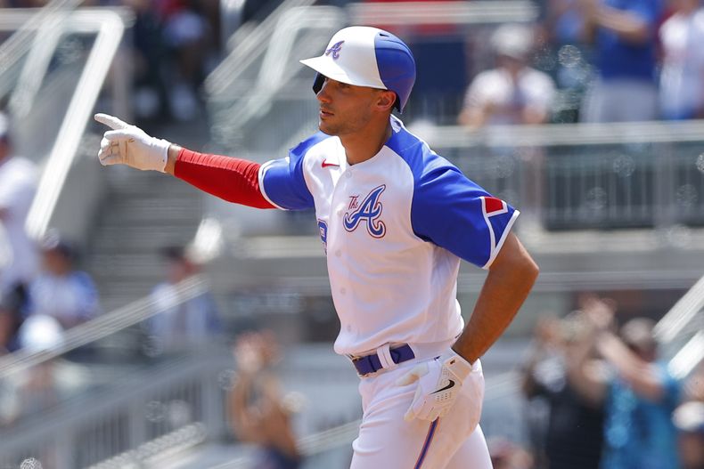 Matt Olson de los Bravos de Atlanta luego de conectar un jonrón de tres carreras ante los Cerveceros de Milwaukee, el domingo 30 de julio de 2023. (AP Foto/Todd Kirkland)