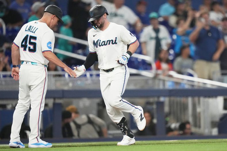 Liam Hicks (derecha), de los Marlins de Miami, festeja con el coach de la antesala Blake Lalli, durante el encuentro de del sábado 23 de mayo de 2026 ante los Mets de Nueva York (AP Foto/Lynne Sladky)