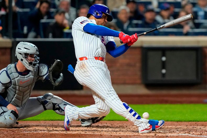 El dominicano Juan Soto, de los Mets de Nueva York, se golpea un pie con un pelotazo de foul durante el juego ante los Tigres de Detroit, el miércoles 13 de mayo de 2026 (AP Foto/Yuki Iwamura)