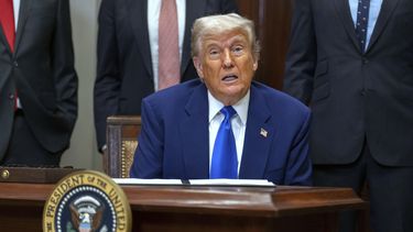 El presidente Donald Trump responde a preguntas de los reporteros durante un evento en la Casa Blanca, el lunes 12 de mayo de 2025, en Washington. (AP Foto/Mark Schiefelbein)