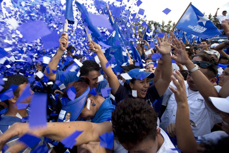 En esta fotograf&iacute;a del 17 de noviembre de 2013, partidarios de Juan Orlando Hern&aacute;ndez, candidato a la presidencia de Honduras por el Partido Nacional, asisten al cierre de su campa&ntilde;a en Tegucigalpa. Las elecciones se celebran el domin