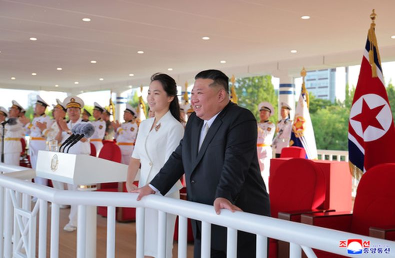 En esta imagen proporcionada por el gobierno norcoreano, su líder Kim Jong Un y su hija asisten a una ceremonia de entada en servicio del destructor Kang Kon en un puerto en Wonsan, Corea del Norte, el domingo 6 de septiembre de 2026. Periodistas independientes no tuvieron acceso a la cobertura del evento mostrado en esta imagen distribuida por el gobierno norcoreano. El contenido de la imagen está tal y como se proporcionó y no pudo verificarse de forma independiente. La marca de agua, en coreano, en la imagen fue incluida por la fuente y dice ACNC, la abreviatura de la Agencia Central de Noticias de Corea. (Agencia Central de Noticias de Corea/Korea News Service vía AP)