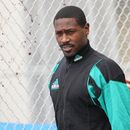 ARCHIVO - Antonio Brown camina tras ser liberado de una cárcel de Miami, el 13 de noviembre de 2025. (AP Foto/Lynne Sladky)