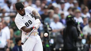 El cubano Luis Robert Jr., de los Medias Blancas de Chicago, participa en las semifinales del Derbi de Jonrones, el lunes 10 de julio de 2023 (AP Foto/Lindsey Wasson)