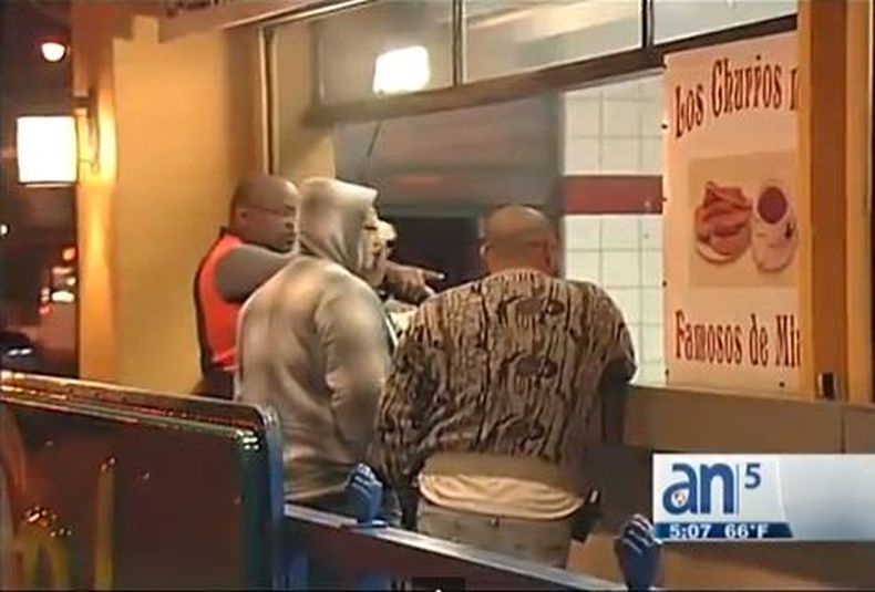 Residentes de Miami-Dade enfrentaron el frío que causó el vórtice polar con abrigos y bufandas.