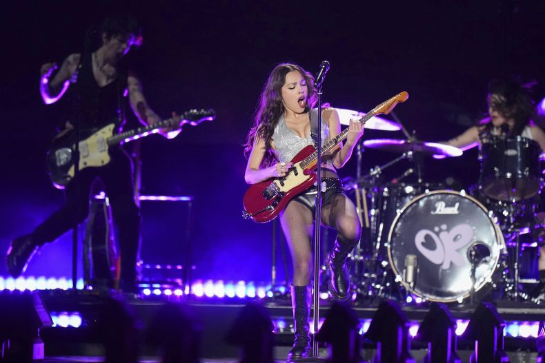 La cantante estadounidense Olivia Rodrigo se presenta durante su gira mundial Guts en la Ciudad de México, el miércoles 2 de abril de 2025. (Foto AP/Eduardo Verdugo)