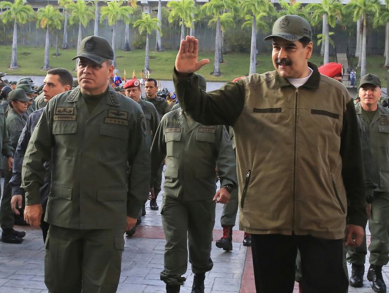 ARCHIVO - En esta foto del 2 de mayo de 2019 difundida por la Oficina de Prensa de Miraflores, el presidente de Venezuela, Nicolás Maduro, a la derecha, acompañado de su ministro de Defensa, Vladimir Padrino, saluda a su llegada al Fuerte Tiuna, en Caracas, Venezuela. (Jhonn Zerpa/Miraflores Press Office via AP Archivo)