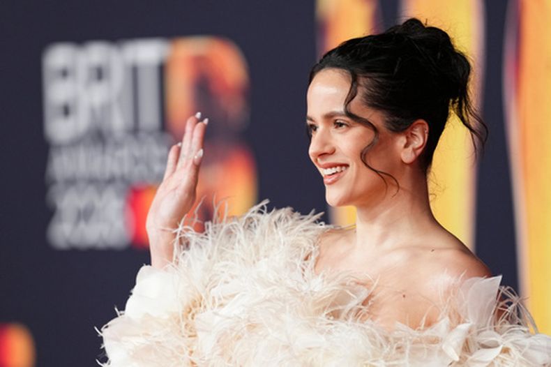 ARCHIVO - Rosalía posa para los fotógrafos a su llegada a los Brit Awards 2026 en Mánchester, Inglaterra, el sábado 28 de febrero de 2026. (Foto Scott A Garfitt/Invision/AP, archivo)