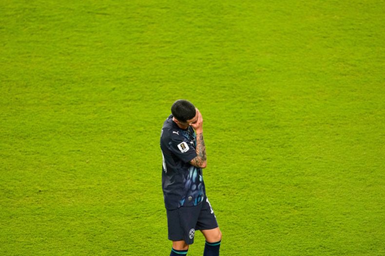 El paraguayo Miguel Almirón se lamenta después de salir expulsado del partido ante Turquía por el Grupo D del Mundial, el viernes 19 de junio de 2026, en Santa Clara, California. (AP Foto/Jeff Chiu)