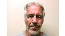 ARCHIVO – En la imagen, proporcionada por el Registro de Delincuentes Sexuales del Estado de Nueva York, aparece Jeffrey Epstein, el 28 de marzo de 2017. (Registro de Delincuentes Sexuales del Estado de Nueva York vía AP, Archivo)