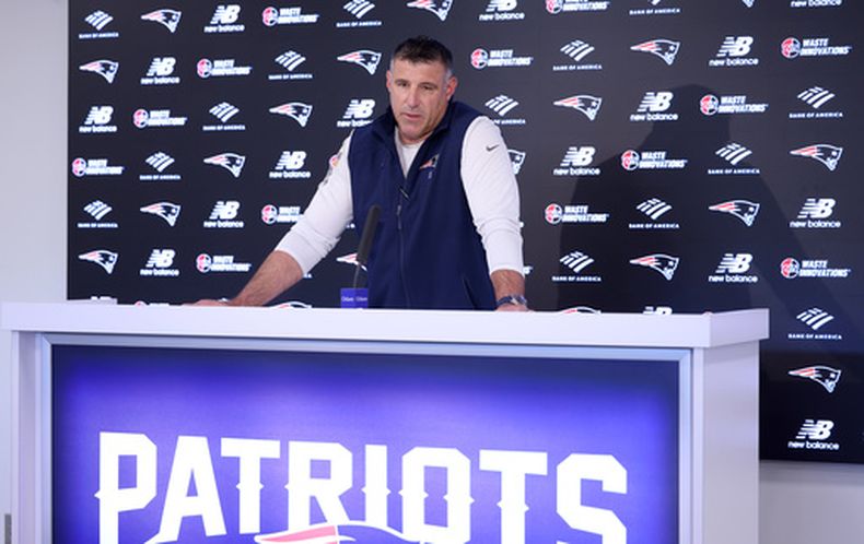 Mike Vrabel, entrenador en jefe de los Patriots de Nueva Inglaterra, durante una rueda de prensa, el martes 21 de abril de 2026, en Foxborough, Massachusetts. (AP Foto/Mark Stockwell)