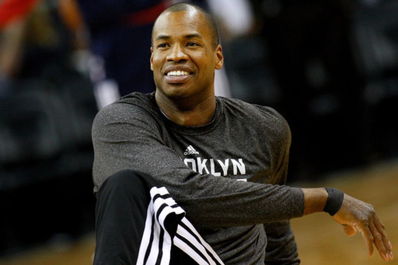 ARCHIVO - Jason Collins, centro de los Nets de Brooklyn, previo a un juego de la NBA en Nueva Orleans, el 24 de marzo de 2014. (AP Foto/Jonathan Bachman)
