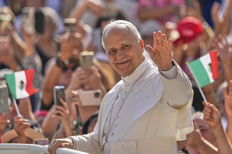 El papa León XIV llega a la plaza de San Pedro con motivo de la audiencia general semanal en el Vaticano, el miércoles 17 de septiembre de 2025. (AP Foto/Gregorio Borgia)