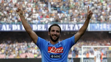 americateve | El argentino Gonzalo Higua&iacute;n celebra una de sus dos anotaciones de penalti con las que Napoli derrot&oacute; 2-0 a Torino en el estadio San Paolo en N&aacute;poles, Italia, en un partido de la Serie A de Italia, el domingo 27 de octubre de 2013. (A