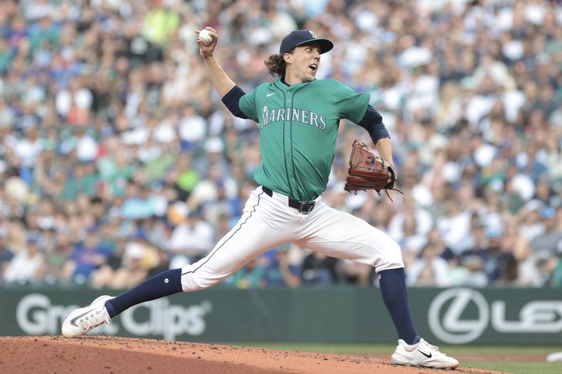 El abridor de los Marineros de Seattle Logan Gilbert lanza en la segunda entrada del encuentro ante los Mets de Nueva York el sábado 10 de agosto del 2024. (AP Foto/Jason Redmond)