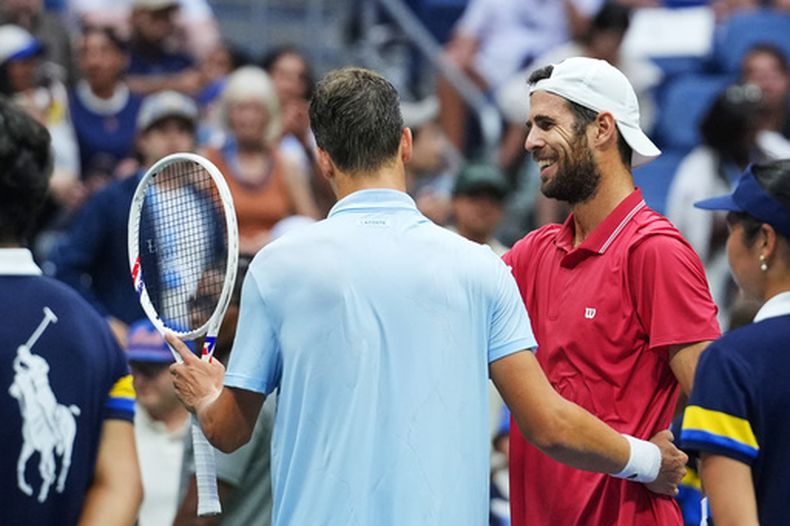 El belga Alexander Blockx, izquierda, felicita al ruso Karen Khachanov, en la red después de verse forzado a abandonar el partido por diversas molestias físicas en los cuartos de final del Abierto de Estados Unidos, el miércoles 9 de eptiembre de 2026. en New York. (AP Foto/Kirsty Wigglesworth)