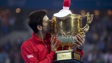 americateve | El serbio Novak Djokovic besa el trofeo despu&eacute;s de derrotar al espa&ntilde;ol Rafael Nadal en la final del Abierto de China en Beijing, el domingo 6 de octubre de 2013. Djokovic venci&oacute; a Nadal 6-3, 6-4. (Foto AP/Andy Wong)