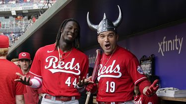Elly De La Cruz, izquierda, y Joey Votto, de los Rojos de Cincinnati, celebran el cuadrangular solitario de Votto en la segunda entrada del juego de béisbol en contra de los Nacionales de Washington, el miércoles 5 de julio de 2023, en Washington. (AP Foto/Patrick Semansky)