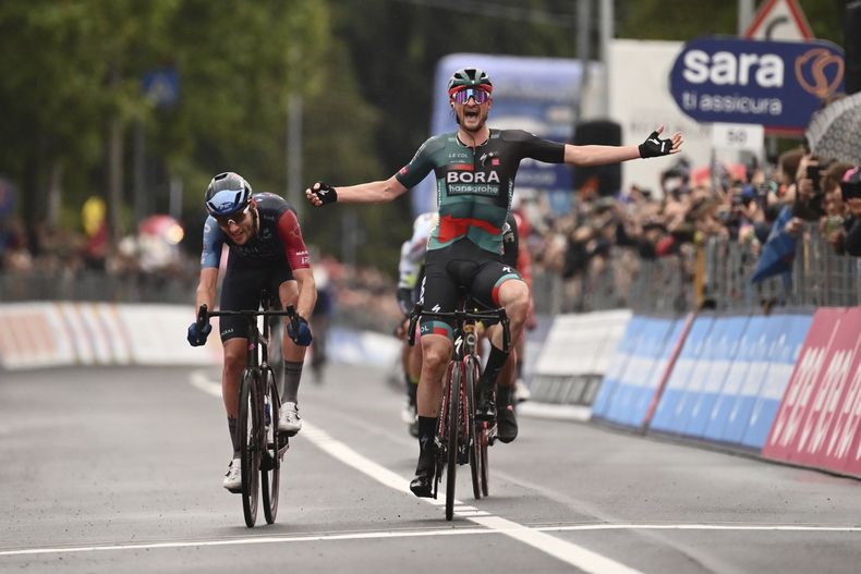El alemán Nico Denz celebra tras cruzar la meta para ganar la 14ma etapa del Giro de Italia entre Sierre en Suiza y Cassano Magnago, Italia el sábado 20 de mayo del 2023. (Massimo Paolone/LaPresse via AP)