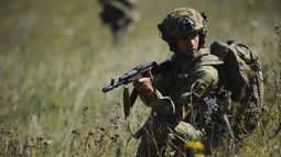 En esta imagen, tomada el 19 de agosto de 2025 y distribuida por el servicio de prensa de la 127ma Brigada Separada de Defensa Territorial, soldados de entre 18 y 24 años realizan formación militar cerca de Járkiv, Ucrania. (Anatolii Lysianskyi/127ma Brigada Separada de Defensa Territorial vía AP)