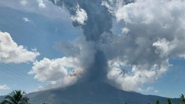 En esta imagen proporcionada por la Agencia Geológica (Badan Geologi) del Ministerio indonesio de Energía y Recursos Minerales, el monte Lewotobi Laki-Laki expulsa material volcánico durante una erupción en el este de Flores, Indonesia, el miércoles 15 de octubre de 2025. (Badan Geologi via AP)