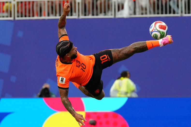 ARCHIVO - El jugador de los Países Bajos, Memphis Depay, intenta alcanzar el balón frente a la portería durante el partido de fútbol del Grupo F de la Copa del Mundo entre Túnez y los Países Bajos, en Kansas City, Misuri, el jueves 25 de junio de 2026. (Foto AP/Ed Zurga, Archivo)