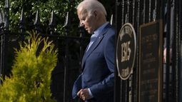 El presidente Joe Biden sale de una iglesia en Washington, tras asistir a misa, el sábado 10 de junio de 2023. (AP Foto/Manuel Balce Ceneta)
