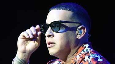 daddy yankee duerme tiernamente a la hija de natti natasha