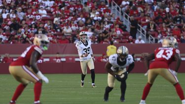El pateador de los Saints de New Orleans, Charlie Smyth (39), observa su patada inicial durante la primera mitad de un partido de pretemporada de la NFL contra los San Francisco 49ers en Santa Clara, California, el domingo 18 de agosto de 2024. (AP Foto/Jed Jacobsohn)