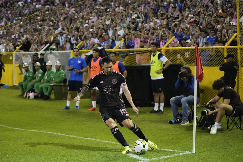 El argentino Lionel Messi, del Inter Miami, ejecuta un saque de esquina durante un partido amistoso contra la selección de El Salvador, el viernes 19 de enero de 2024, en el estadio Cuscatlán (AP Goto/Moisés Castillo)