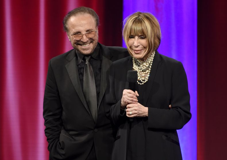 ARCHIVO - Barry Mann, a la izquierda, y Cynthia Weil aceptan el premio BMI Icon en la 64.ª entrega anual de los BMI Pop Awards el 10 de mayo de 2016 en Beverly Hills, California. Cynthia Weil, una letrista galardonada con el Grammy de notable variedad y permanencia que disfrutó de una asociación de décadas con su esposo Barry Mann y ayudó a escribir Youve Lost That Lovin Feeling, On Broadway, Walking in the Rain así como decenas de éxitos más, ha muerto a los 82 años. (Foto Chris Pizzello/Invision/AP, archivo)