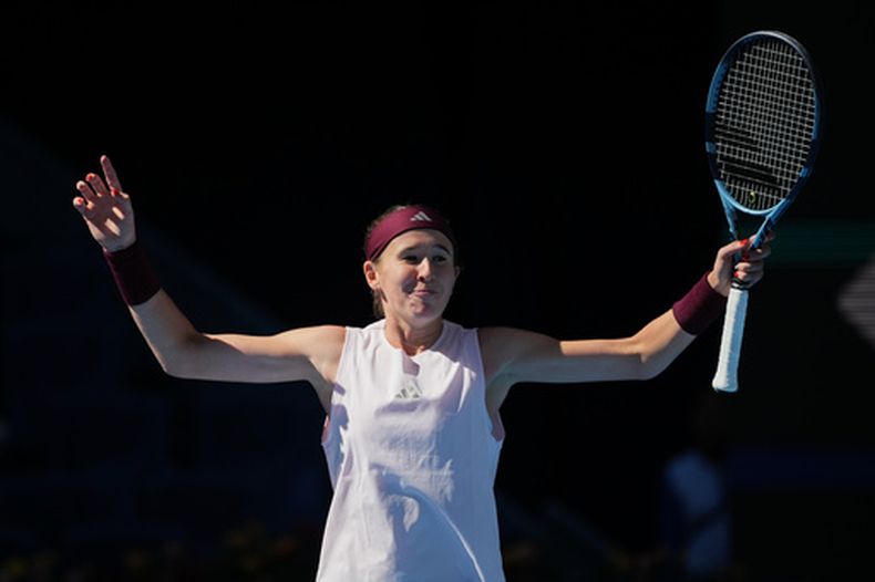 La checa Nikola Bartunkova reacciona al vencer a la bielorrusa Aryna Sabalenka en la tercera ronda del Abierto de China el domingo 4 de octubre del 2026. (AP Foto/Achmad Ibrahim)