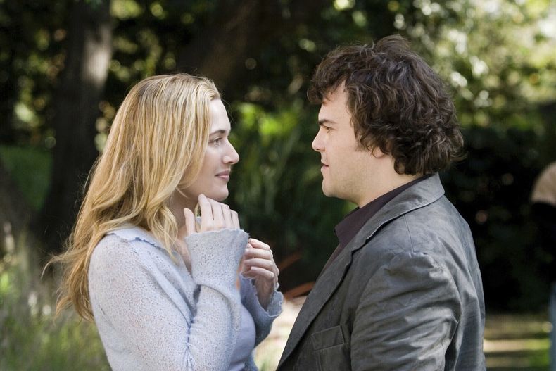 Esta imagen proporcionada por Sony Pictures muestra a Kate Winslet, izquierda, y Jack Black en una escena de The Holiday. (Sony Pictures vía AP)