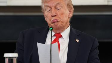 El presidente Donald Trump lee una nota que le entregó el secretario de Estado, Marco Rubio, durante una mesa redonda para discutir antifa en la Casa Blanca, el miércoles 8 de octubre de 2025, en Washington. (AP Foto/Evan Vucci)