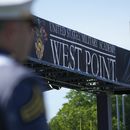 ARCHIVO – Varios cadetes llegan a la ceremonia de graduación de la Academia Militar de Estados Unidos en el estadio Michie, el 27 de mayo de 2023, en West Point, Nueva York. (AP Foto/Bryan Woolston, Archivo)