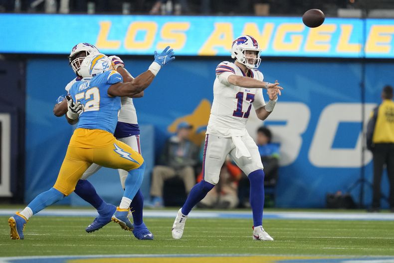 Josh Allen, quarterback de los Bills de Buffalo, lanza un pase en el duelo ante los Chargers de Los Ángeles, el sábado 23 de diciembre de 2023 (AP Foto/Ashley Landis)