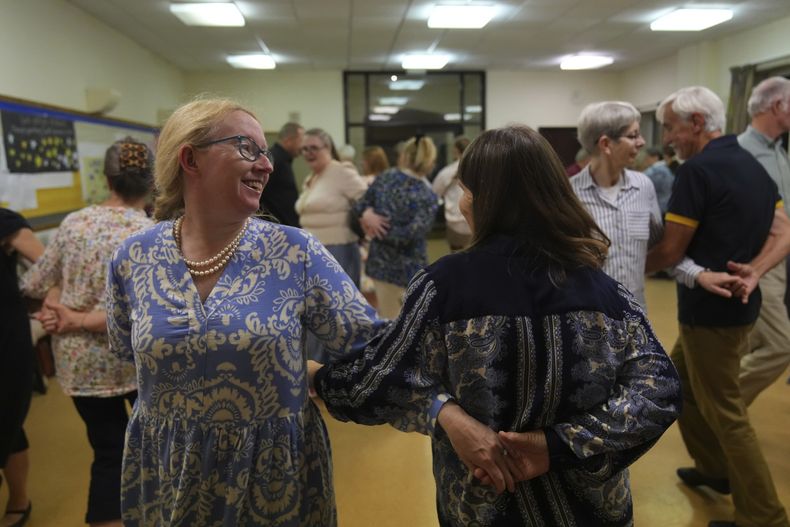 Miembros de Hampshire Regency Dancers practican danza en Winchester, Inglaterra, el 10 de septiembre de 2025, antes del Festival Jane Austen de 10 días que comienza el viernes. (Foto AP/Joanna Chan)