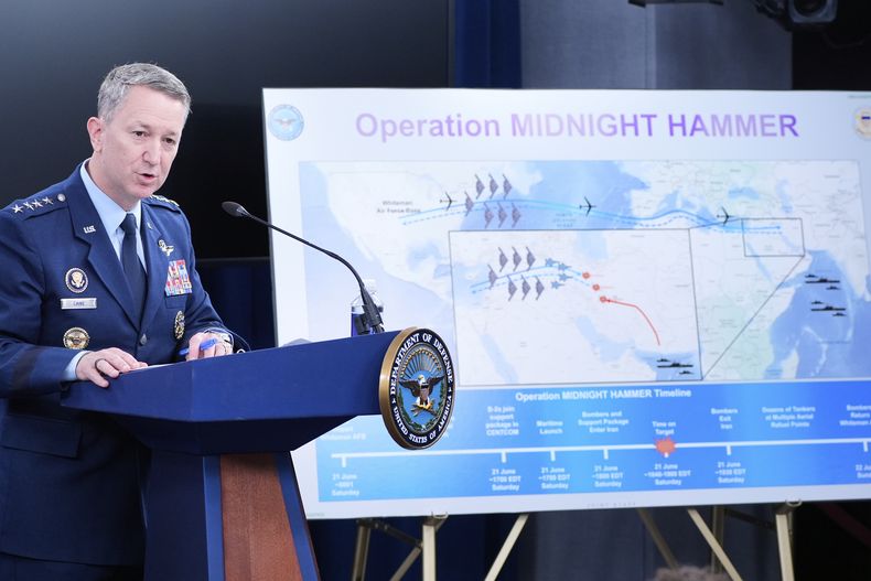 El presidente del Estado Mayor Conjunto, el general Dan Caine, habla en una conferencia de prensa en el Pentágono, Washington, el domingo 22 de junio, después de que el Ejército atacara tres sitios en Irán, uniéndose directamente al esfuerzo israelí para destruir el programa nuclear del país. (AP Foto/Alex Brandon)