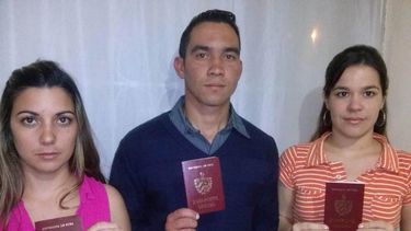 Los odontólogos cubanos Raquel Lobato, Oddy Ginarte y Martha Martín no pudieron volar de Colombia a EEUU al ser bloqueadas sus visas.