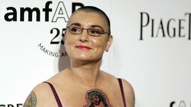 ARCHIVO - La música irlandesa Sinead OConnor llega a la Gala Inspiration de amfAR en Los Ángeles el 27 de octubre de 2011. OConnor, la talentosa cantautora irlandesa que se convirtió en una superestrella, que era conocida tanto por sus luchas privadas y acciones provocativas como por su música feroz y expresiva, ha muerto a los 56 años. La familia de la cantante emitió un comunicado este miércoles informado por la BBC y RTE. (Foto AP/Matt Sayles, archivo)