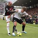 Salvatore Esposito del Spezia pelea por el balón con Theo Hernandez del AC Milan en el encuentro de la Serie A el sábado 13 de mayo del 2023. (Tano Pecoraro/LaPresse via AP)
