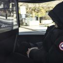 El magnate de la moda Peter Nygård deja el tribunal en un vehículo policial después de ser declarado culpable de cuatro cargos de agresión sexual, el domingo 12 de noviembre de 2023, en Toronto. (Christopher Katsarov/The Canadian Press vía AP)