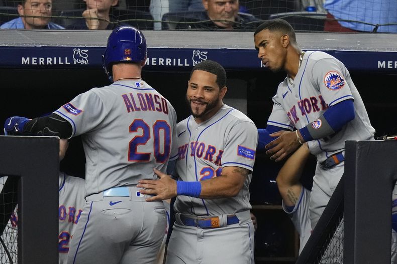 Pete Alonso, de los Mets de Nueva York, festeja con sus compañeros luego de conectar un jonrón ante los Yanquis de la misma ciudad, el martes 25 de julio de 2023 (AP Foto/Frank Franklin II)