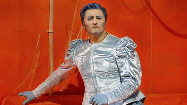 Esta imagen difundida por el Festival de Bayreuth muestra al tenor Piotr Beczala durante un ensayo general de la reposición 2025 de la producción de Yuval Sharon de Lohengrin de Wagner en el Festival de Bayreuth el 13 de julio de 2024. (Enrico Nawrath/Bayreuth Festival via AP)