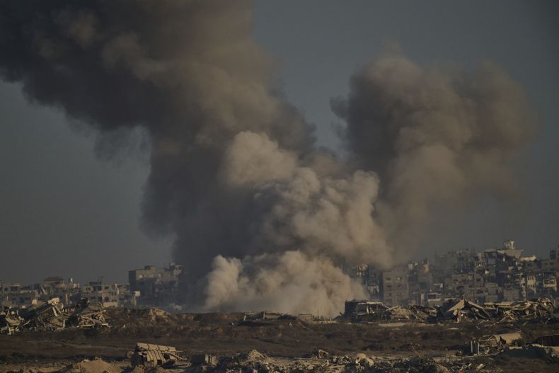 Humo alzándose tras un ataque del ejército israelí en el norte de la Franja de Gaza, visto desde el sur de Israel, el sábado 30 de agosto de 2025. (AP Foto/Leo Correa)