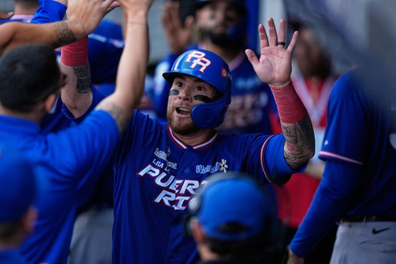 El cátcher de Puerto Rico Christian Vázquez celebratras anotar en el encuentro de la Serie del Caribe ante Panamá en Guadalajara el jueves 5 de febrero del 2026. (AP Foto/Fernando Llano)