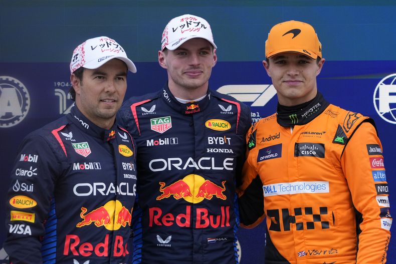 El piloto holandés de Red Bull, Max Verstappen (centro), posa con su compañero de equipo, el mexicano Sergio Pérez (izquierda), y el británico Lando Norris, de McLaren, tras la sesión de calificación para el Gran Premio de Japón de F1, en el circuito de Suzuka, en Suzuka, en el centro de Japón, el 6 de abril de 2024. (AP Foto/Hiro Komae)