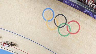 El portugués Rui Oliveira compite para ganar el oro en la prueba de Madison del ciclismo olímpico de pista, el sábado 10 de agosto de 2024, en París (AP Foto/Thibault Camus)